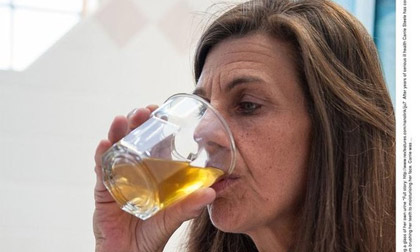 Uống nước tiểu... để chữa bách bệnh