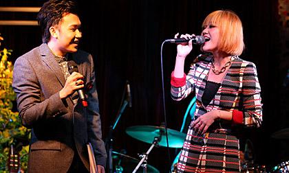 Văn Mai Hương tóc vàng rực hát tình ca bên Dương Triệu Vũ