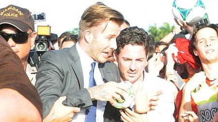 David Beckham bị “hành” tả tơi đầu tóc bởi hàng trăm fan cuồng