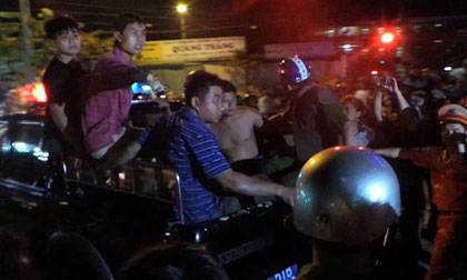 Bị phát hiện, kẻ móc túi tự cắt cổ, cố thủ trên xe buýt