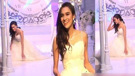 Mẫu Thái "vồ ếch" trên sàn diễn