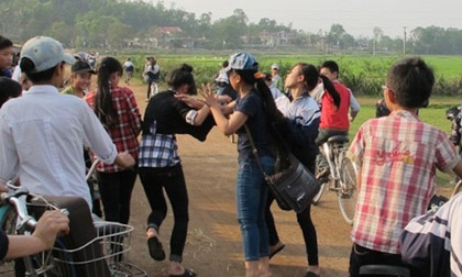 Nữ sinh đánh bạn ngay trước cổng trường