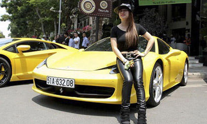 Bà chủ 8x mở quán café, chơi siêu xe Ferrari