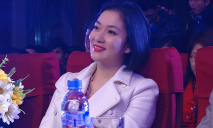 Hoa hậu Nguyễn Thị Huyền giản dị ngày trở về trường cũ