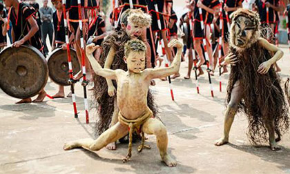 Về Kon Sơ Lăl xem múa hề