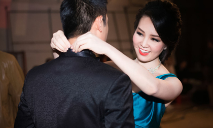 Á hậu Thụy Vân tình tứ với trai trẻ trong hậu trường Người đẹp Kinh Bắc