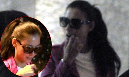 Trương Bá Chi hồn nhiên dùng tay "xỉa răng" 