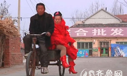 Người phụ nữ suốt 10 năm ngày nào cũng mặc váy cưới