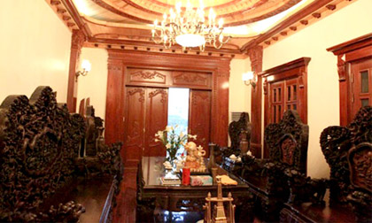 Lâu đài ngập gỗ của đại gia đất Cảng