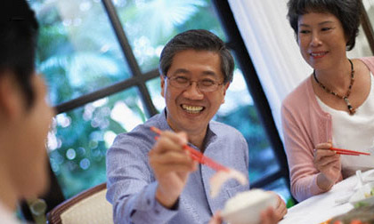 Người đàn ông "bí mật" của mẹ chính là bố chồng tương lai