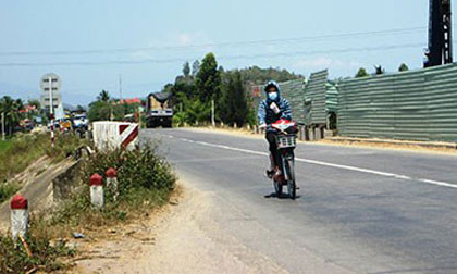 Mật phục bắt kẻ rạch mông phụ nữ, một công an bị xe đâm