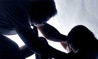 Đến nhà vợ chơi, cầm dao đe dọa, hãm hiếp mẹ vợ