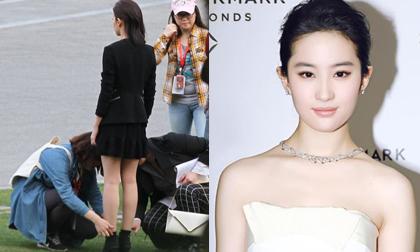Lưu Diệc Phi lại bị chê vì để hai trợ lý cúi giúp buộc dây giày