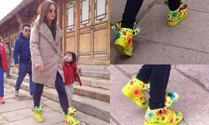 Triệu Vy diện giày màu sắc rực rỡ chinh phục Trường Thành