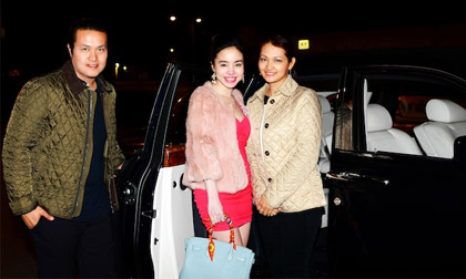 Bầu Minh Chánh đưa vợ và Giám khảo Hạ My đi ăn tối bằng siêu xe Rolls-Royce