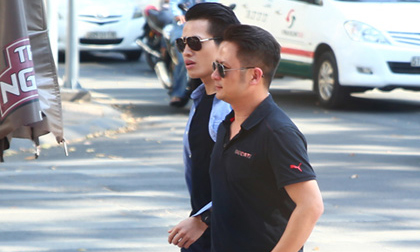 Bằng Kiều giản dị đi bộ mua bánh mì trên phố