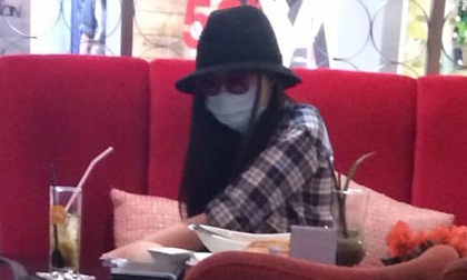 Diễm Hương bịt kín mít xuất hiện ở trung tâm Sài Gòn