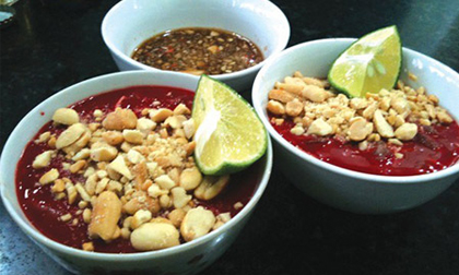 Kinh hoàng tiết canh vịt lẫn lộn với… phân