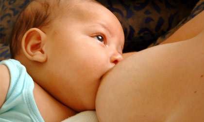 Cho con bú quá lâu không hẳn là điều tốt?