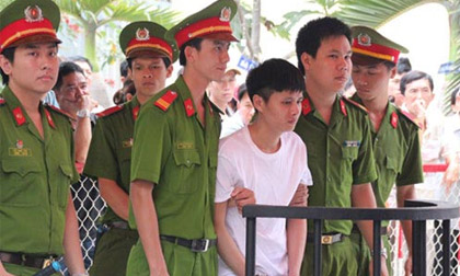 Đâm người yêu dã man vì một cuộc điện thoại