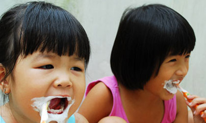 Cách chọn bàn chải đánh răng phù hợp cho bé yêu