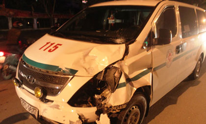 Xe cứu thương đâm xe máy, 3 người nguy kịch