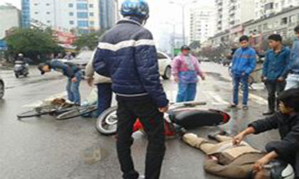 Hà Nội: Đâm vào xe đạp, một người nguy kịch