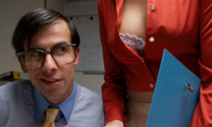 Lý giải sở thích ngắm nhìn "vòng 1" của đàn ông