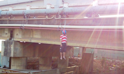 Người đàn ông chết trong tư thế treo cổ trên cầu Hóa An