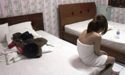 "Pê đê" giả gái bán dâm móc túi, trấn lột khách