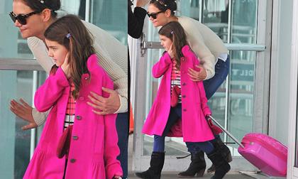 Suri nổi bật với thời trang hồng rực rỡ ở sân bay