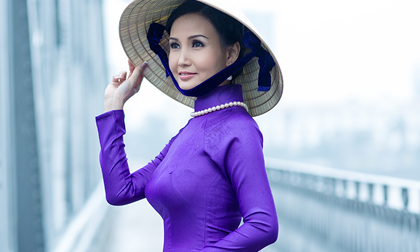 Hoa hậu Quý bà châu Á tại Mỹ khoe vẻ đằm thắm trên cầu Trường Tiền