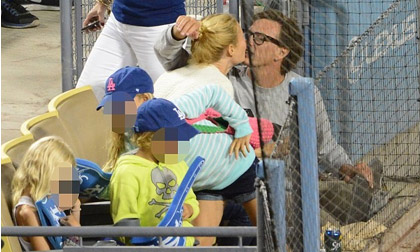 Mỹ nhân Iron Man 'cắm sừng' chồng cũ trước mặt các con