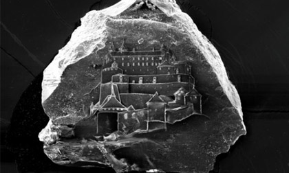 Lâu đài khắc trên... một hạt cát