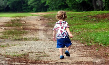 Trẻ biết đi phải vận động ít nhất 3 tiếng mỗi ngày