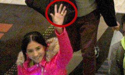 Trương Bá Chi cố tình vẫy tay khoe nhẫn ở ngón áp út