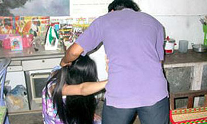 Bố nát rượu, mẹ bỏ đi bước nữa nên chẳng dám yêu ai