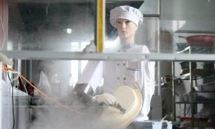 Robot cắt mì đẹp trai như hotboy