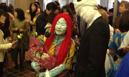 Trang phục quái dị trong lễ tốt nghiệp của sinh viên Nhật