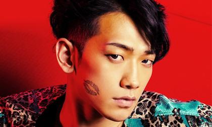 Rain lạnh lùng với vết son môi trên má