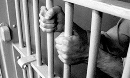 Bị thách thức, con trai cầm dao chém bố đẻ liên tiếp