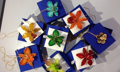 8/3: ‘Sốt’ dây chuyền hoa lan thật mạ vàng 24k