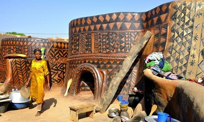Nhà xây bằng phân bò "độc và đẹp" của bộ tộc Tây Phi