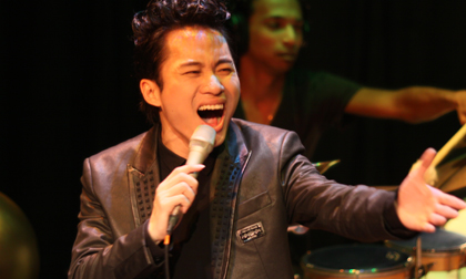 Tùng Dương thăng hoa cùng "Độc đạo" trên đất Pháp