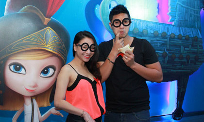 Vợ mới Baggio tươi rói cùng chồng xem phim hoạt hình