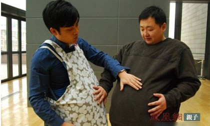 8/3: Đàn ông 'tái mặt' mang bầu thay vợ