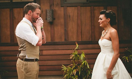 Giây phút "tan chảy" của đàn ông khi đứng trước cô dâu của mình