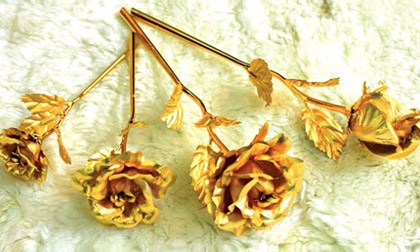 Quy trình làm hoa hồng dát vàng và bí kíp nhận biết "hàng fake"