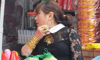 Quý cô đeo vàng từng bị bạn trai lừa lấy 10 cây