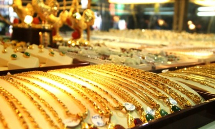 Vàng tăng mạnh, USD sụt giá